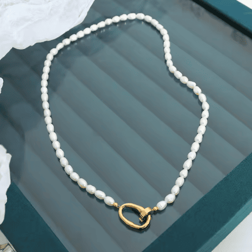 Collier de Perles d’Eau Douce pour Femme – Élégance et Modernité